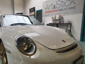 Applicazione protettivo ultratrasparente cofano Porsche 911 GT2 CS protezione sassi graffi