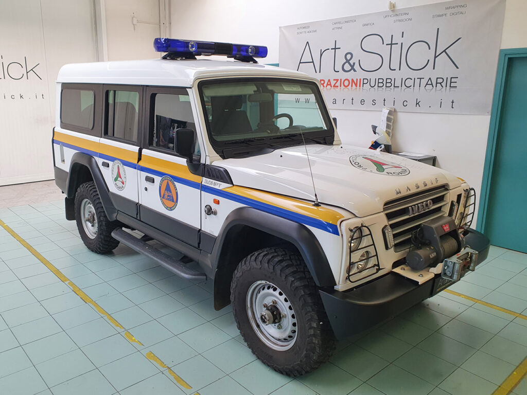 Car wrapping Iveco Massif per Protezione Civile bianco fasce rifrangenti