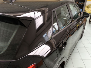 Copertura dettagli laterali Audi Q2 con pellicola nero lucida