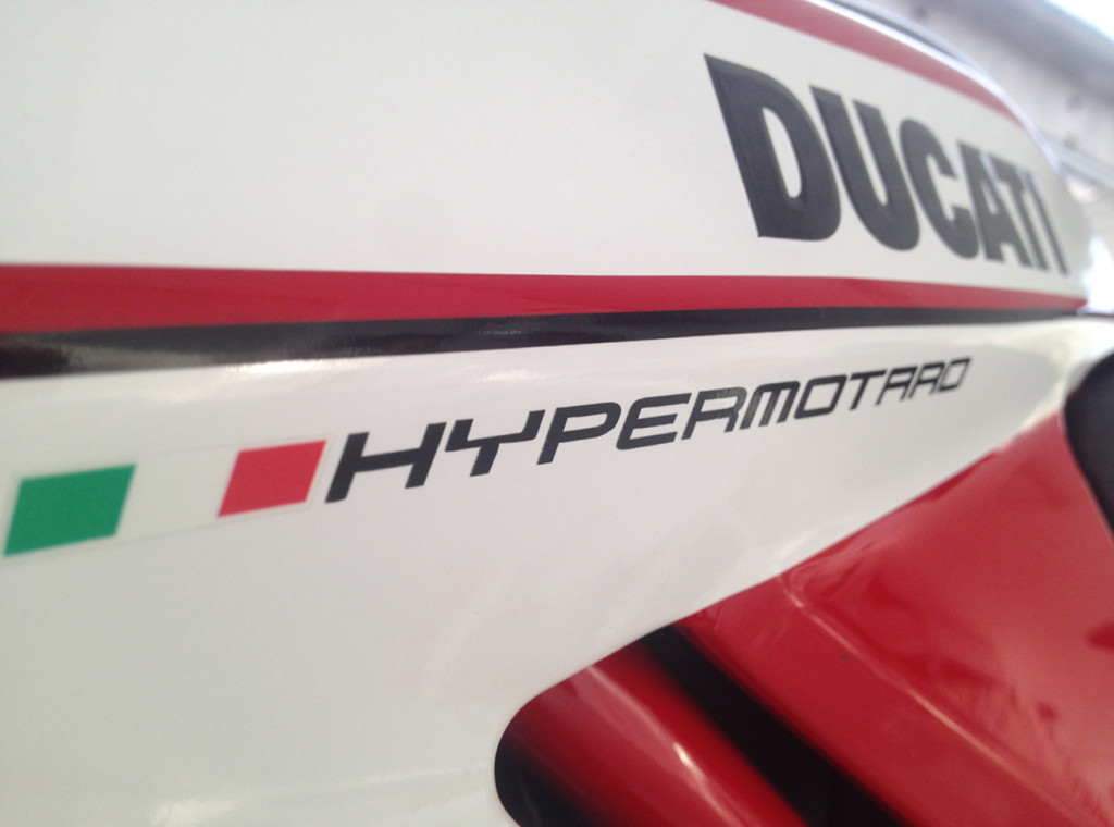 Ducati Hypermotard - kit grafiche adesive su carene e ruote