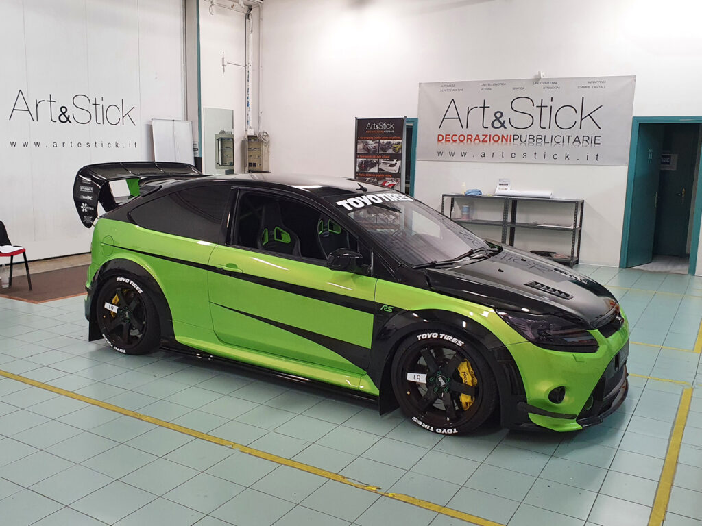 Ideazione grafica personalizzazione Ford Focus RS wrapping vetri oscurati fari fanali vicenza thiene