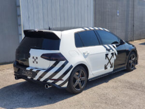 Personalizzazione Volkswagen Golf GTI livrea bianco nero fari oscurati vetri