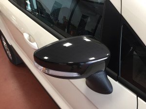 Personalizzazione tetto e specchietti su Ford Ecosport con pellicola nero lucida