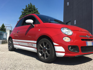 Applicazione fascia laterale personalizzata su Fiat 500S