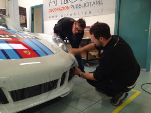 Applicazione protettivo ultratrasparente paraurti cofano fanali Porsche 911 Martini Racing protezione sassi graffi