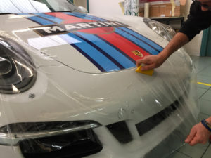 Applicazione protettivo ultratrasparente paraurti cofano fanali Porsche 911 Martini Racing protezione sassi graffi