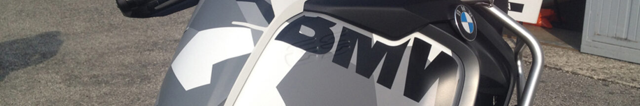 Kit composto da adesivi stampati su materiale cast da wrapping e adesivi prespaziati di vari colori.