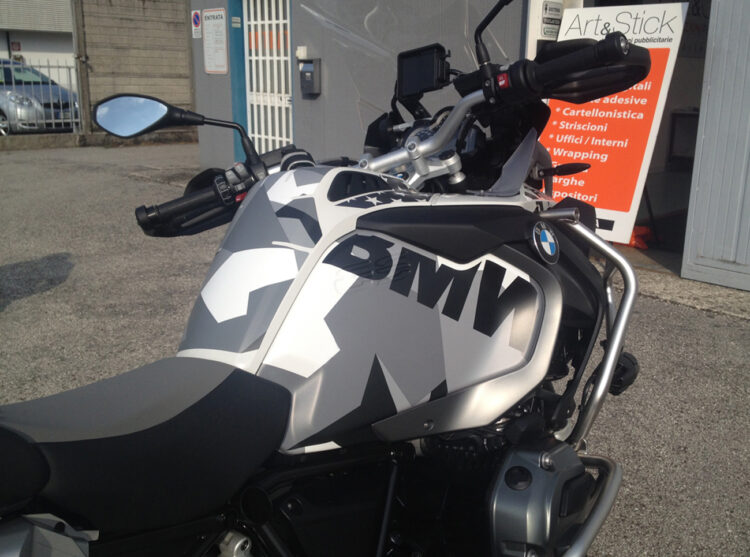 Kit composto da adesivi stampati su materiale cast da wrapping e adesivi prespaziati di vari colori.