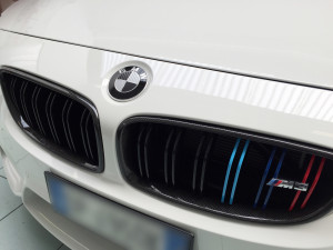 BMW M3 applicazione protettivo trasparente Hexis BodyFence su paraurti cofano passaruota tetto e parti carbonio 10