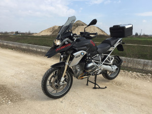BMW R1200 GS personalizzata con pellicola jungle nero