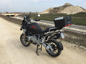 BMW R1200 GS personalizzata con pellicola jungle nero