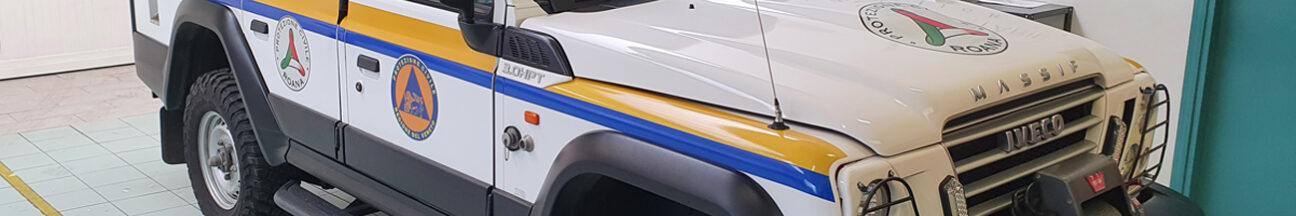 Car wrapping Iveco Massif per Protezione Civile bianco fasce rifrangenti