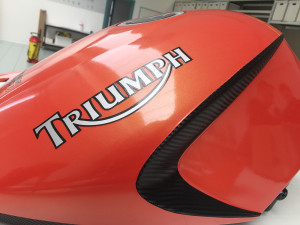 Car wrapping Triumph 1050 Speed Triple con pellicola cast arancione perlato e nero carbonio 1
