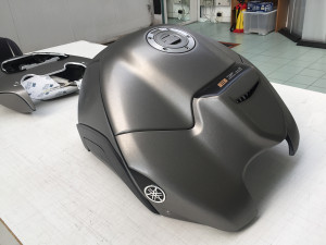 Car wrapping Yamaha FZ8 con pellicola cast nero satinata e grigio spazzolato 1