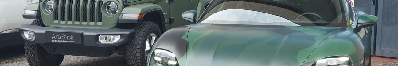 Combo militare personalizzazione Porsche Taycan Jeep Wrangler camouflage verde