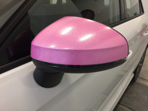 Copertura calotte specchi Audi A1 con pellicola rosa metallizzato