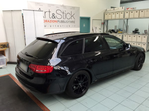 Copertura cromature Audi A4 avant su griglia frontale, contorno fendinebbia, contorno vetri laterali, barre tetto. Loghi e scritte ricoperte con Plastidip nero opaco 1