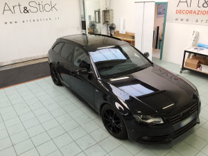 Copertura cromature Audi A4 avant su griglia frontale, contorno fendinebbia, contorno vetri laterali, barre tetto. Loghi e scritte ricoperte con Plastidip nero opaco 1