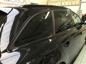 Copertura cromature Audi A4 avant su griglia frontale, contorno fendinebbia, contorno vetri laterali, barre tetto. Loghi e scritte ricoperte con Plastidip nero opaco 1