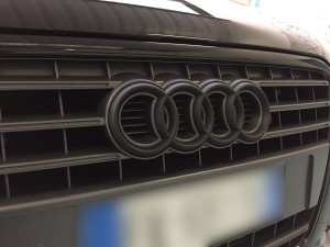 Copertura cromature Audi A4 avant su griglia frontale, contorno fendinebbia, contorno vetri laterali, barre tetto. Loghi e scritte ricoperte con Plastidip nero opaco 1