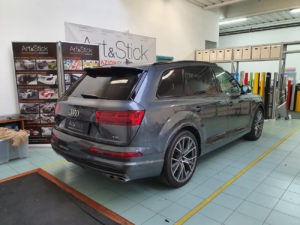 Copertura-cromature-Audi SQ7-con-pellicola-nero-lucida 1