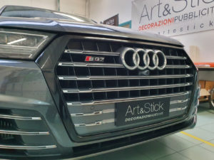 Copertura-cromature-Audi SQ7-con-pellicola-nero-lucida 1