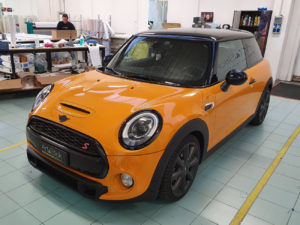Copertura-cromature-Mini-Cooper-S-con-pellicola-nero-lucida-e-nero-opaca