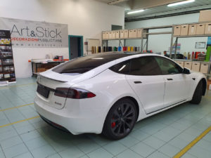 Copertura-cromature-Tesla Model-S-con-pellicola-nero-lucida 1