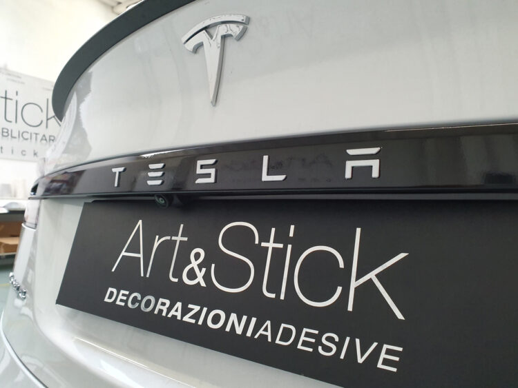 Copertura-cromature-Tesla Model-S-con-pellicola-nero-lucida 1