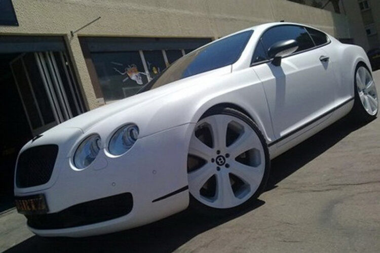 Dartz Bentley Continental GT ricoperto con pellicola bianca effetto pelle serpente