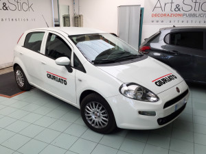 Decorazione Fiat Punto aziendale con adesivi prespaziati giuriato