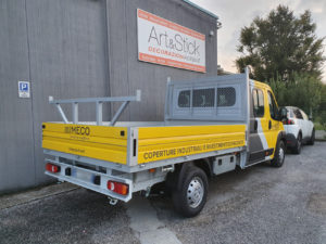 Decorazione Fiat ducato 2 con pellicola cast da car wrapping gialla e grigio antracite e applicazione di adesivi prespaziati di vari colori imeco