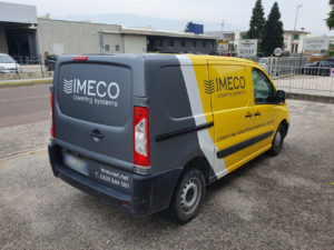 Decorazione Fiat scudo con pellicola cast da car wrapping gialla e grigio antracite e applicazione di adesivi prespaziati di vari colori 2 imeco