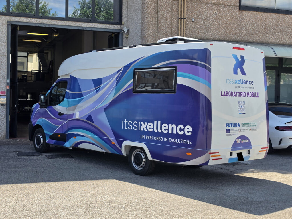Decorazione-ambulatorio ufficio mobile pellicola-cast-car-wrapping-prespaziati nuvoa camper marostica