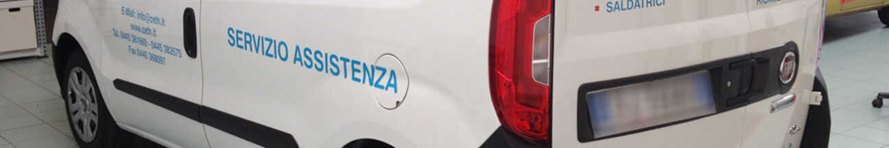 Decorazione auto aziendale con adesivi prespaziati