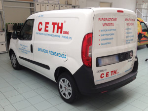 Decorazione auto aziendale con adesivi prespaziati ceth