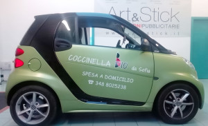 Decorazione auto aziendale e vetrina negozio con adesivi stampati ed intagliati coccinella bio