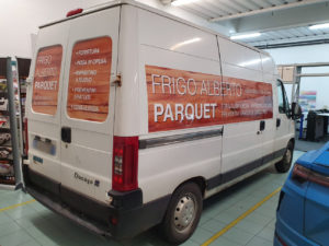 Decorazione automezzo con adesivi stampati in digitale frigo parquet