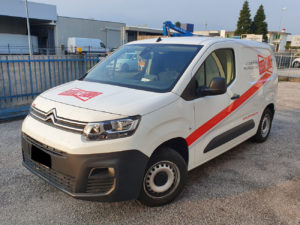 Decorazione-critroen berlingo con-pellicola-cast-stampata-da-car-wrapping-e-applicazione-di-adesivi-prespaziati-di-vari-colori 2