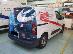 Decorazione-critroen berlingo con-pellicola-cast-stampata-da-car-wrapping-e-applicazione-di-adesivi-prespaziati-di-vari-colori 3