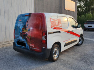 Decorazione-critroen berlingo con-pellicola-cast-stampata-da-car-wrapping-e-applicazione-di-adesivi-prespaziati-di-vari-colori