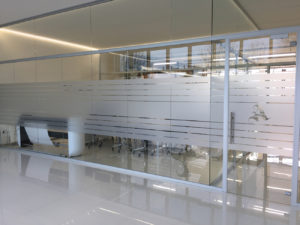 Decorazione di interni ufficio con pellicole intagliate effetto smerigliato armetta nicoletta