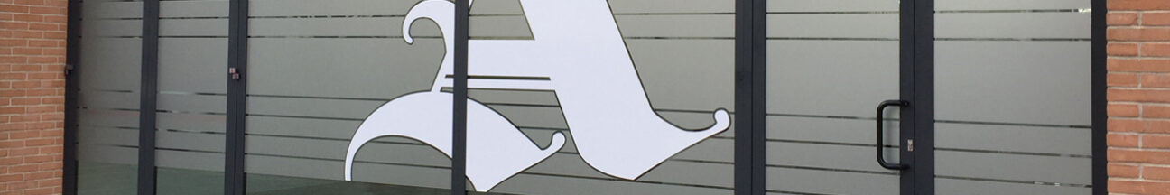 Decorazione di interni ufficio con pellicole intagliate effetto smerigliato logo bianco armetta nicoletta