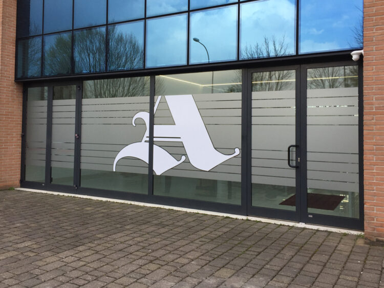 Decorazione di interni ufficio con pellicole intagliate effetto smerigliato logo bianco armetta nicoletta