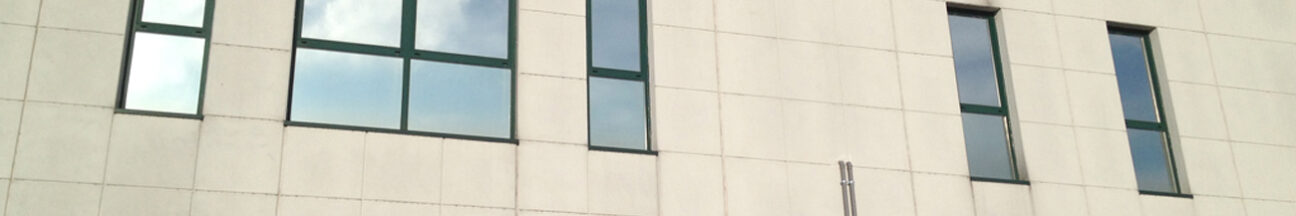 Decorazione finestre con pellicola a controllo solare applicata interno vetro, ideale per un maggior abbattimento del calore, della luce e dei riflessi all'interno dell'ufficio.