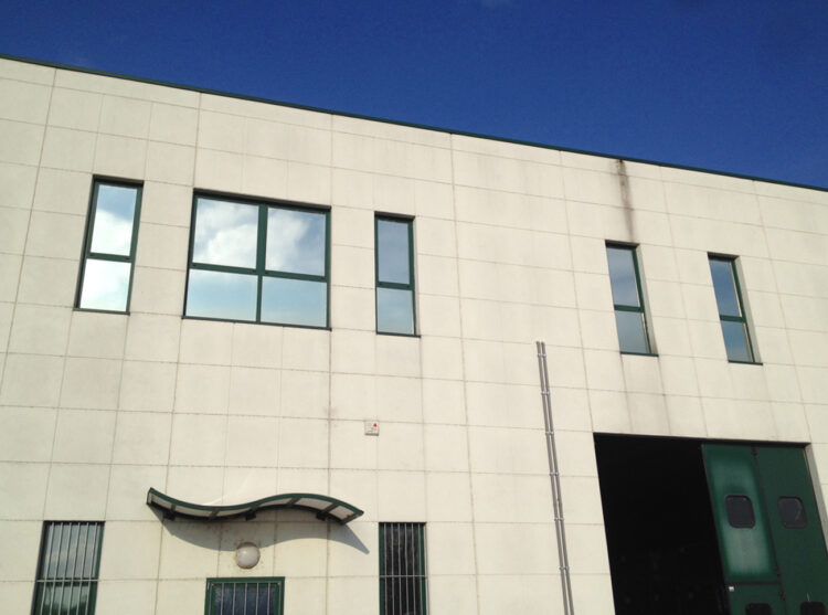 Decorazione finestre con pellicola a controllo solare applicata interno vetro, ideale per un maggior abbattimento del calore, della luce e dei riflessi all'interno dell'ufficio.