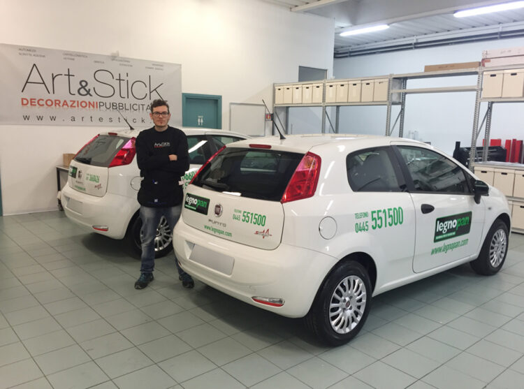 Decorazione-flotta-aziendale-con-adesivi-prespaziati artestick adesivi prespaziati automezzo legnopan