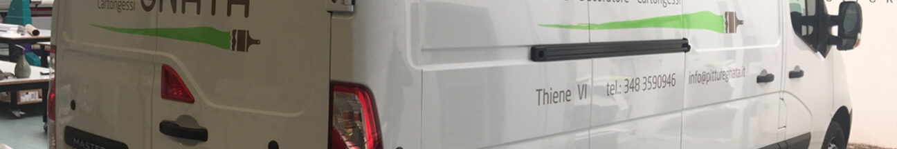 Decorazione furgone aziendale con adesivi prespaziati