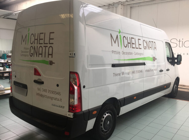 Decorazione furgone aziendale con adesivi prespaziati