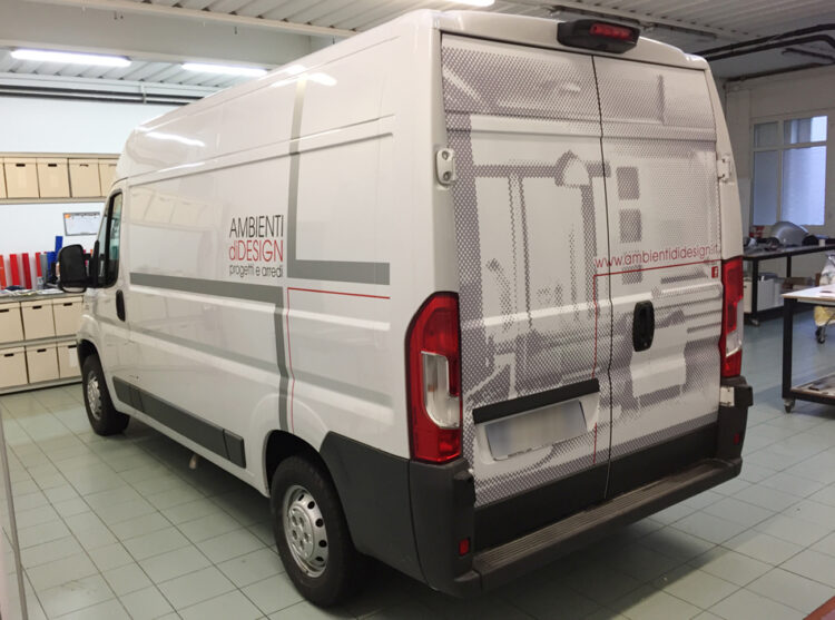 Decorazione furgone aziendale con adesivi prespaziati e stampati in digitali